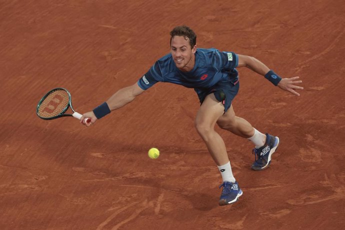 Archivo - Roberto Carballes Baena of Spain during day 5 of the 2024 French Open, Roland-Garros 2024, Grand Slam tennis tournament on May 30, 2024 at Roland-Garros stadium in Paris, France - Photo Jean Catuffe / DPPI