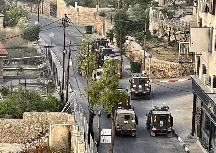 Archivo - June 8, 2023, Ramallah, West Bank, Palestinian Territory: Israeli security forces stand guard near the house of Palestinian prisoner Islam Froukh, in the West Bank city of Ramallah, on June 08, 2023. Following an all-night raid of Ramallah and c