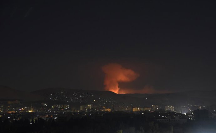 Archivo - DAMASCUS, Dec. 15, 2024 -- A fumaça sobe como resultado de uma série de ataques aéreos israelenses em Damasco, Síria, em 14 de dezembro de 2024. Israel intensificou seus ataques aéreos contra instalações militares sírias no sábado, realizando 24