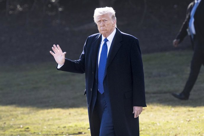 14 de fevereiro de 2025, EUA, Washington: O presidente dos EUA, Donald Trump, caminha até o Marine One ao sair do gramado sul da Casa Branca para uma viagem à Flórida. Foto: Michael Brochstein/ZUMA Press Wire/dpa