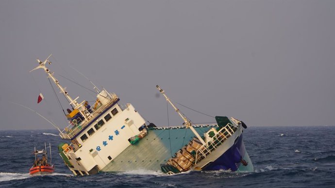 Un buque comercial iraní, con bandera de Qatar, se hunde en el golfo Pérsico