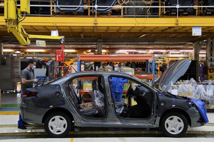 Archivo - January 10, 2023, Tehran, Tehran, Iran: Iranian workers assemble a car at the Iran Khodro automobile manufacturing plant, outside Tehran, Iran. Established in 1962, Iran Khodro Company (IKCO), is one of the biggest of the nation's 20 car manufac