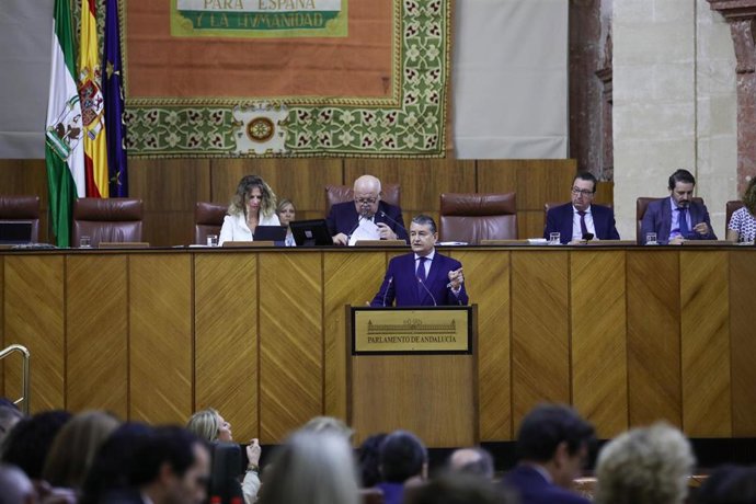 Archivo - El consejero de la Presidencia, Interior, Diálogo Social y Simplificación Administrativa, Antonio Sanz, interviene en el Pleno del Parlamento andaluz. (Foto de archivo).