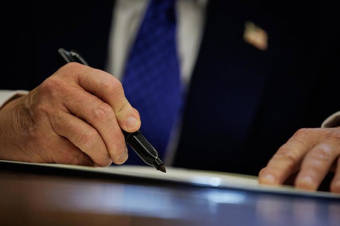 14 de fevereiro de 2025, Washington, Distrito de Columbia, EUA: O presidente dos Estados Unidos, Donald Trump, fala enquanto assina duas ordens executivas no Salão Oval da Casa Branca, em 14 de fevereiro de 2025, em Washington, D.C. As ordens executivas a