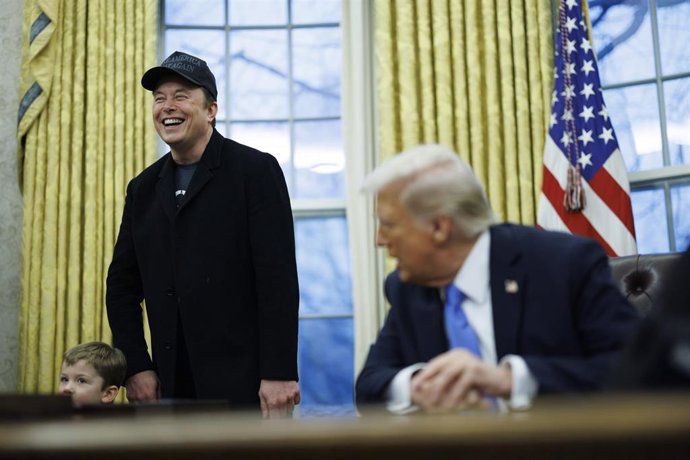 El director del DOGE, Elon Musk, y el presidente estadounidense, Donald Trump, en el Depsacho Oval de la Casa Blanca
