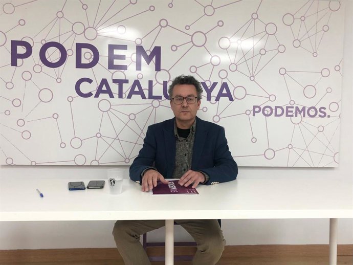 Archivo - El portavoz de la gestora de Podem Catalunya, Andrés Medrano, en una rueda de prensa en la sede del partido. Foto de archivo