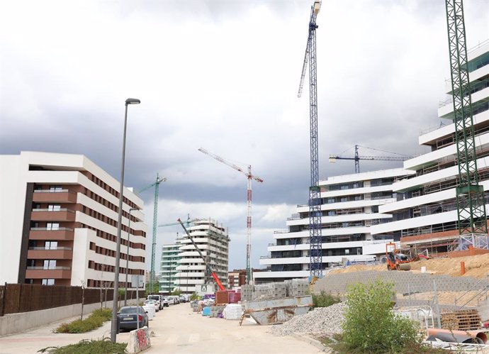 Archivo - Edificación de viviendas, a 20 de junio de 2024, en Tres Cantos, Madrid (España). El número de hipotecas constituidas sobre viviendas se disparó un 28% en abril respecto al mismo mes de 2023, hasta sumar más de 34 mil préstamos, su mayor cifra e