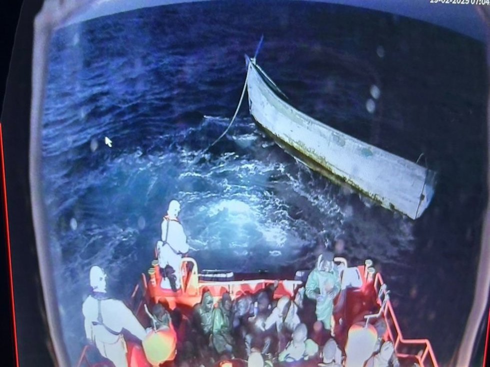 Salvamento Marítimo rescata una patera con inmigrantes en aguas próximas a El Hierro