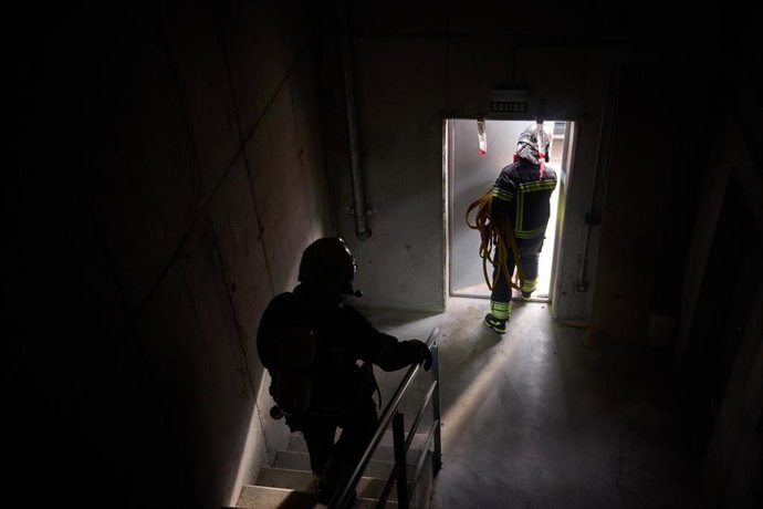 Bomberos trabajan en las labores de extinción del incendio declarado en un piso en Tudela