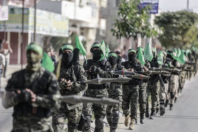 Archivo - Arquivo - Membros das Brigadas Ezeldin al-Qassam, o braço armado do Movimento de Resistência Islâmica (Hamas), durante um desfile na Faixa de Gaza (arquivo).