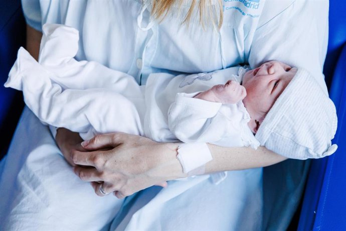 Archivo - Un bebé recién nacido.