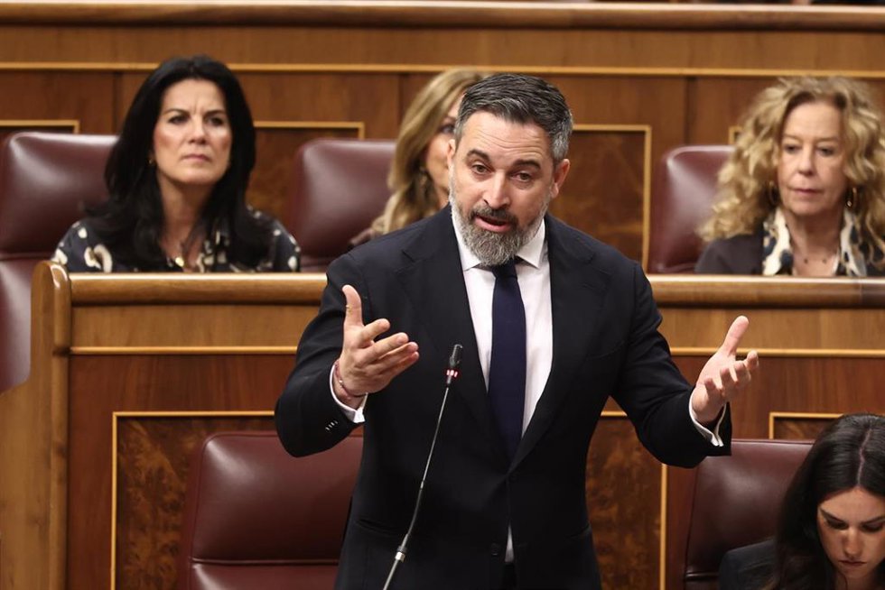 El presidente de VOX, Santiago Abascal, interviene durante una sesión de control.