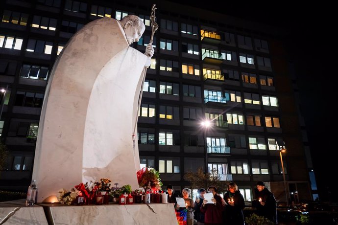 18 February 2025, Italy, Rome: A group of Faithful people from Bolivia pray for Pope Francis outside the Agostino Gemelli Polyclinic, where he is hospitalized for tests and treatment for bronchitis. Photo: Stefano Costantino/SOPA Images via ZUMA Press Wir