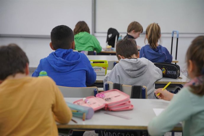 Archivo - Niños en un colegio.