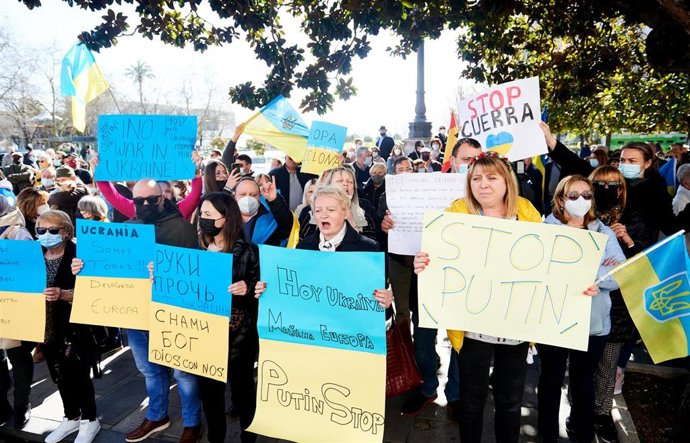Archivo - Varias personas con pancartas y banderas, se manifiestan contra la guerra en Santander en foto de archivo