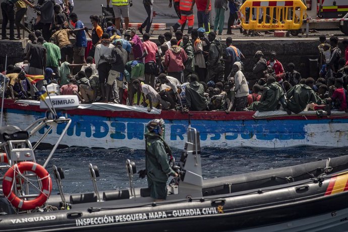 Archivo - Llegada de un cayuco al puerto de La Restinga, a 28 de agosto de 2024, en El Hierro, Canarias (España). Salvamento Marítimo y la Guardia Civil han rescatado un segundo cayuco con cerca de 250 migrantes a bordo. Tras desembarcar en el puerto han 