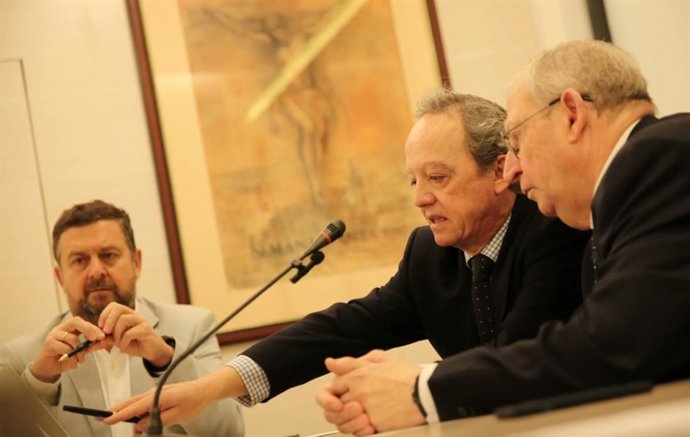 El notario Ignacio Guajardo-Fajardo, en el centro, indica al presidente del Consejo, Francisco Vélez, el número extraído tras el sorteo.