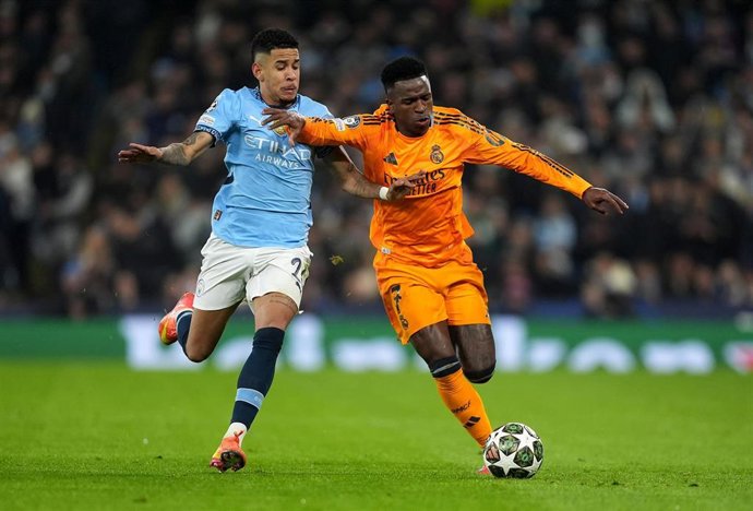 El jugador del Manchester City Savinho y Vinícius Junior (Real Madrid) pugnando por un balón en el encuentro de ida del 'playoff' de la Liga de Campeones.