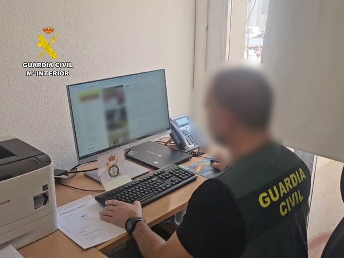 La Guardia Civil detiene a tres personas en Madrid por robar identidades mediante estafas cibernéticas para financiar la compra de vehículos.