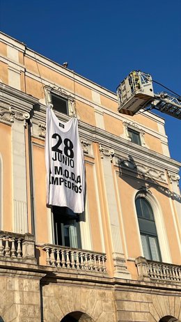 Camiseta de La MODA desplegada en el Teatro Principal.