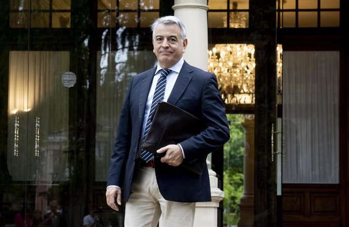 Archivo - El presidente del PP, Javier de Andrés, a su llegada a su reunión con el Lehendakari, Imanol Pradales, en el Palacio de Ajuria Enea, a 12 de julio de 2024, en Vitoria-Gasteiz.
