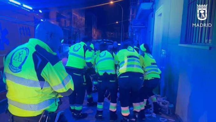 Sanitarios del Samur atienden a un hombre por la agresión con el cuello de una botella rota a un hombre ayer en Vallecas