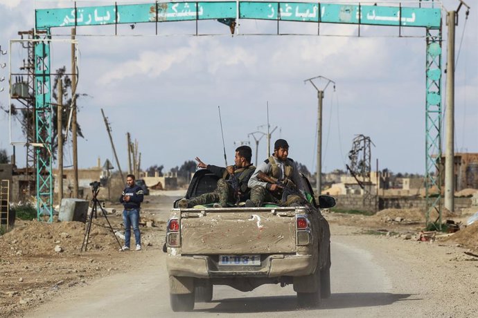 Archivo - Arquivo - Membros da SDF perto da cidade síria de Baghuz, que já foi o último enclave do Estado Islâmico no norte da Síria (arquivo)