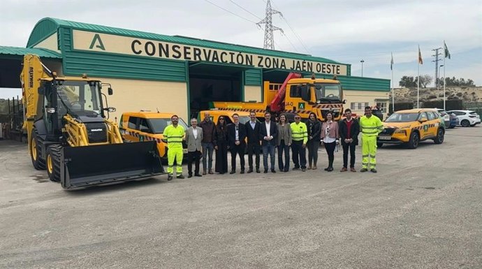 El delegado de Fomento (c), en el centro de conservación de carreteras de la zona oeste de la provincia de Jaén.