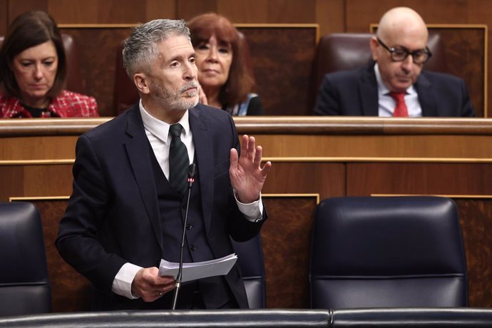 El ministro del interior, Fernando Grande-Marlaska, durante un pleno en el Congreso de los Diputados, a 19 de febrero de 2025, en Madrid (España). La vicepresidenta primera y ministra de Hacienda, María Jesús Montero, protagoniza el Pleno del Congreso tra