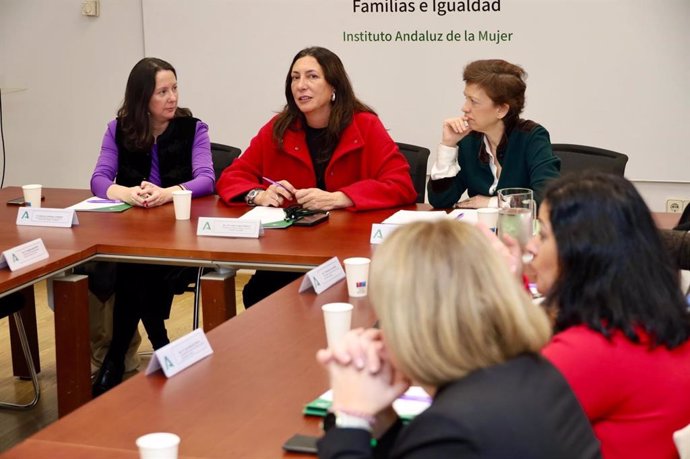 La consejera de Inclusión Social, Juventud, Familias e Igualdad, Loles López, ha informado sobre unos cursos para formar profesionales en prevención y atención de mujeres con discapacidad víctimas de violencia de género.