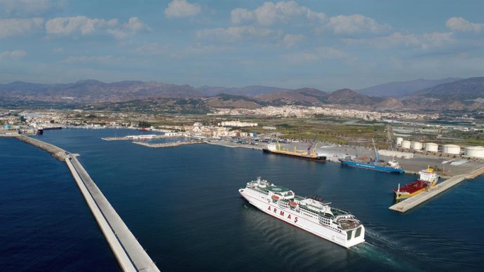 Barco de Armas llegando al Puerto de Motril.