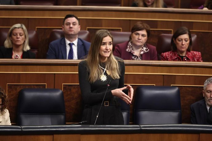 La vicepresidenta tercera y ministra para la Transición Ecológica, Sara Aagesen, durante un pleno en el Congreso de los Diputados, a 19 de febrero de 2025, en Madrid (España). La vicepresidenta primera y ministra de Hacienda, María Jesús Montero, protagon