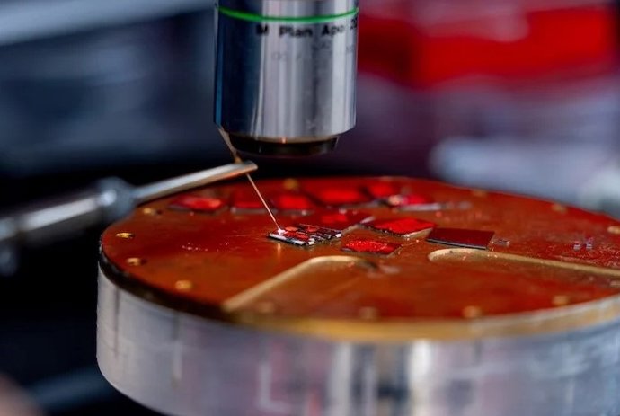 Bongki Shin (à esquerda) no laboratório manuseando um micromanipulador, um dispositivo equipado com uma ponta afiada de tungstênio (à direita) usado para cortar materiais 2D.