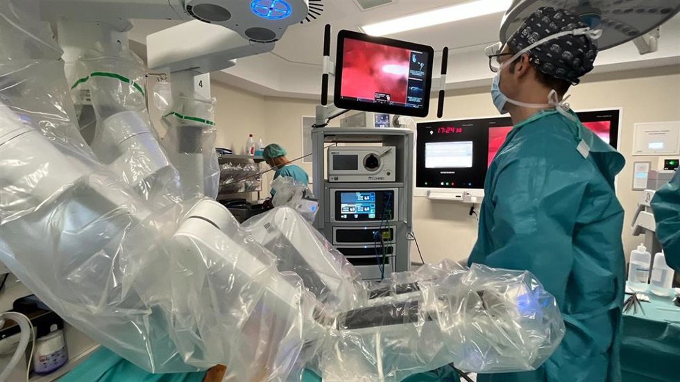 El doctor Andrades en una cirugía con el robot Da Vinci.