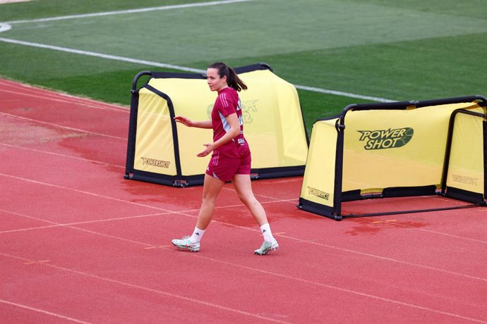 Amaiur Sarriegi se machuca durante a sessão de treinamento da equipe feminina espanhola antes dos jogos da Liga das Nações Femininas da UEFA contra a Bélgica e a Inglaterra na Ciudad del Futbol em 18 de fevereiro de 2025, em Las Rozas, Madri, Espanha.