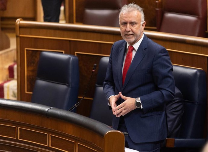 El ministro de Política Territorial y Memoria Democrática, Ángel Víctor Torres, interviene durante una sesión de control, Congreso de los Diputados, a 12 de febrero de 2025, en Madrid (España). Durante la sesión de control, la primera de 2025, el Ejecutiv