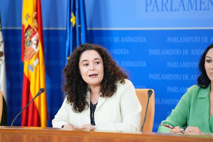 La portavoz del grupo Por Andalucía, Inma Nieto, en rueda de prensa en el Parlamento.