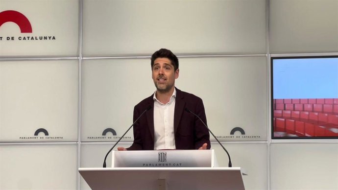 El portavoz de los Comuns en el Parlament, David Cid, en una rueda de prensa