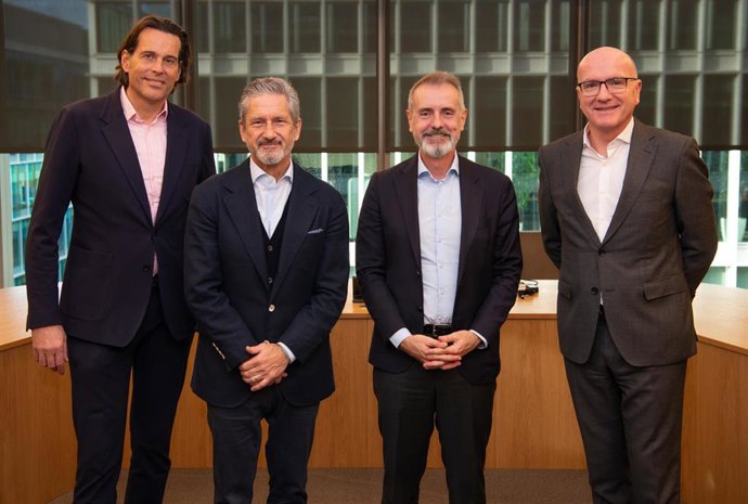 Archivo - De izquierda a derecha: el consejero delegado de VMO2, Lutz Schüler, el consejero delegado de Liberty Global, Mike Fries, el presidente ejecutivo de Telefónica, Marc Murtra, y el consejero delegado de Telefónica, Ángel Vilá.
