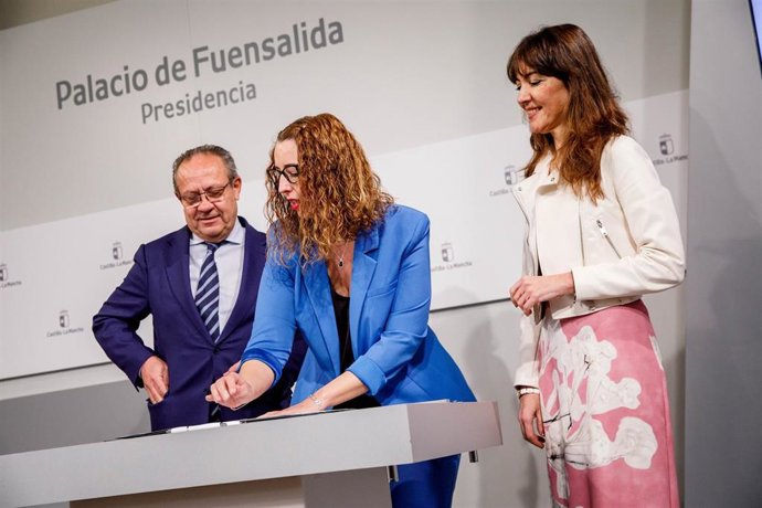 La consejera de Igualdad, Sara Simón, y el consejero de Hacienda, Administraciones Públicas y Transformación Digital, Juan Alfonso Ruiz Molina, firman un convenio de colaboración con la Asociación de Mujeres en el Sector Público.