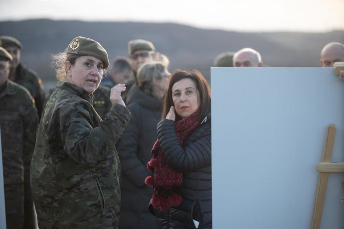 Archivo - La ministra de Defensa, Margarita Robles (c), durante una visita al acuartelamiento de Monte la Reina, a 8 de enero de 2025, en Monte la Reina, Toro, Zamora, Castilla y León (España).