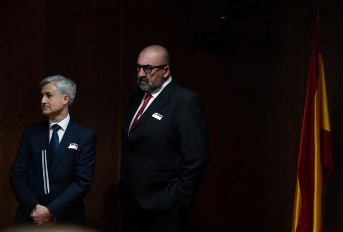 Archivo - El exasesor del exministro José Luis Ábalos, Koldo García (d), junto a su abogado, a su llegada para comparecer en la comisión de investigación del Senado, a 22 de abril de 2024, en Madrid (España).