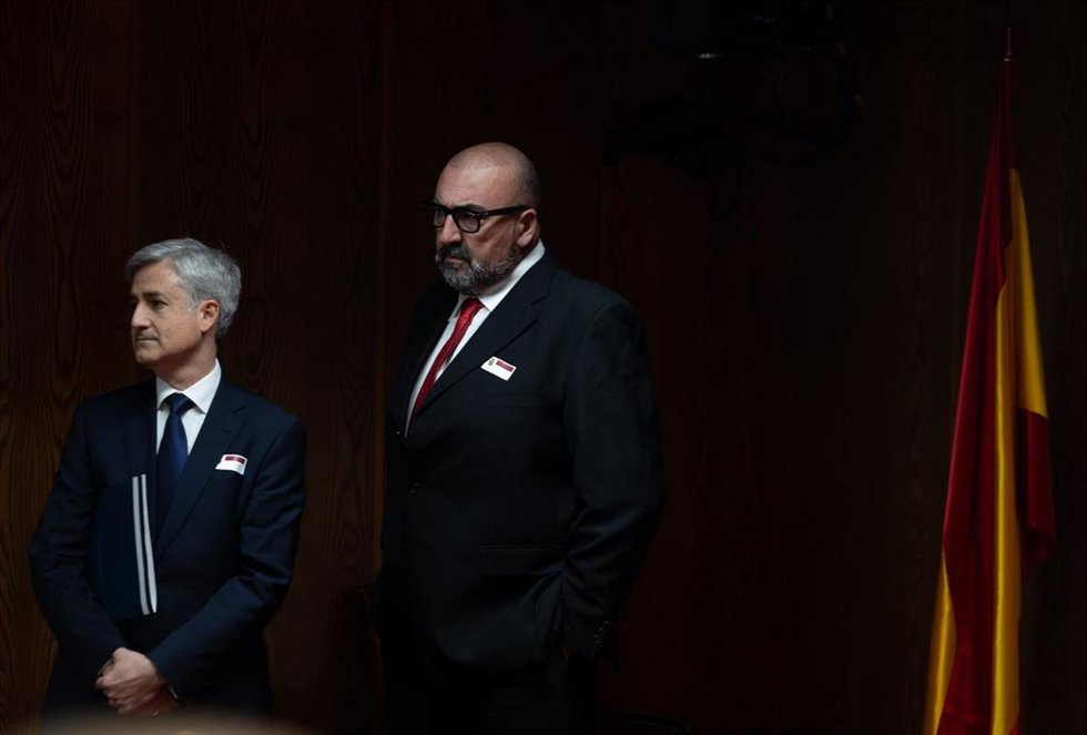 Archivo - El exasesor del exministro José Luis Ábalos, Koldo García (d), junto a su abogado, a su llegada para comparecer en la comisión de investigación del Senado, a 22 de abril de 2024, en Madrid (España).