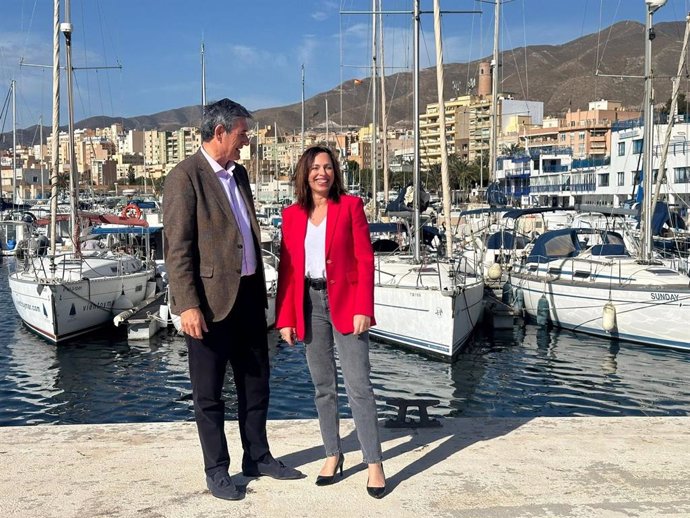 La consejera de Fomento, Articulación del Territorio y Vivienda de la Junta de Andalucía, Rocío Díaz, durante su visita al puerto.
