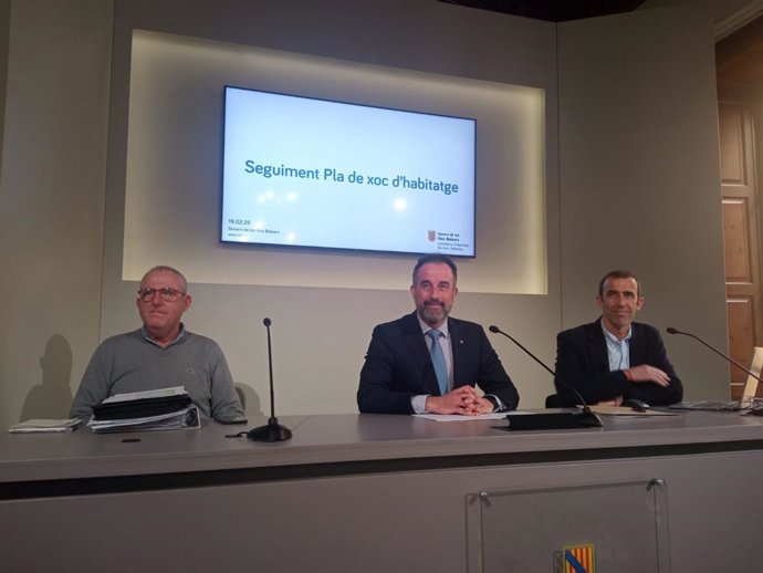 De izq a dcha, el gerente del Ibavi, Roberto Cayuela; el conseller de Vivienda, Territorio y Movilidad, José Luis Mateo, y el director general de Vivienda y Arquitectura, José Francisco Reynés.