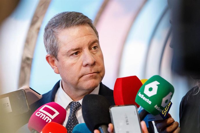 Emiliano García-Page atiende a los medios durante su visita a FITUR.