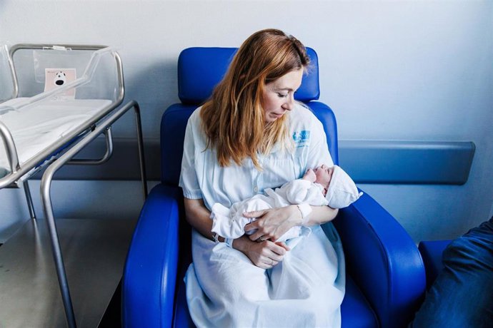 Archivo - Alba Mayoral posa con su hija Lucía Pérez Mayoral, que ha sido el primer bebé nacido en 2025 en España, en el Hospital Universitario de Torrejón, a 1 de enero de 2025, en Torrejón de Ardoz, Madrid (España). Lucía nació a las 00.00 horas con un p