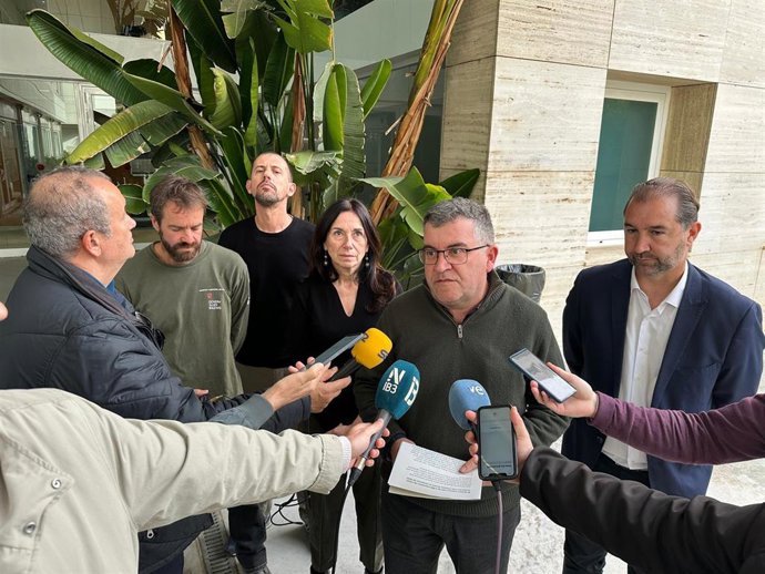 El onseller de Agricultura, Pesca y Medio Natural, Joan Simonet, atiende a los medios