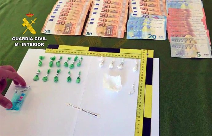 Droga y dinero incautado al conductor de un patinete eléctrico durante un control de la Guardia Civil