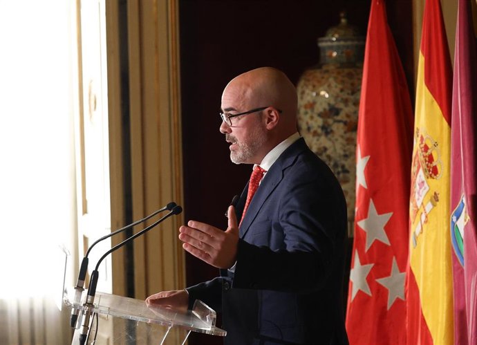 El delegado del Gobierno en la Comunidad de Madrid, Francisco Martín, durante una rueda de prensa posterior al Consejo y la Junta Local de Seguridad de la ciudad, en la Casa de la Villa, a 17 de febrero de 2025, en Madrid (España). 